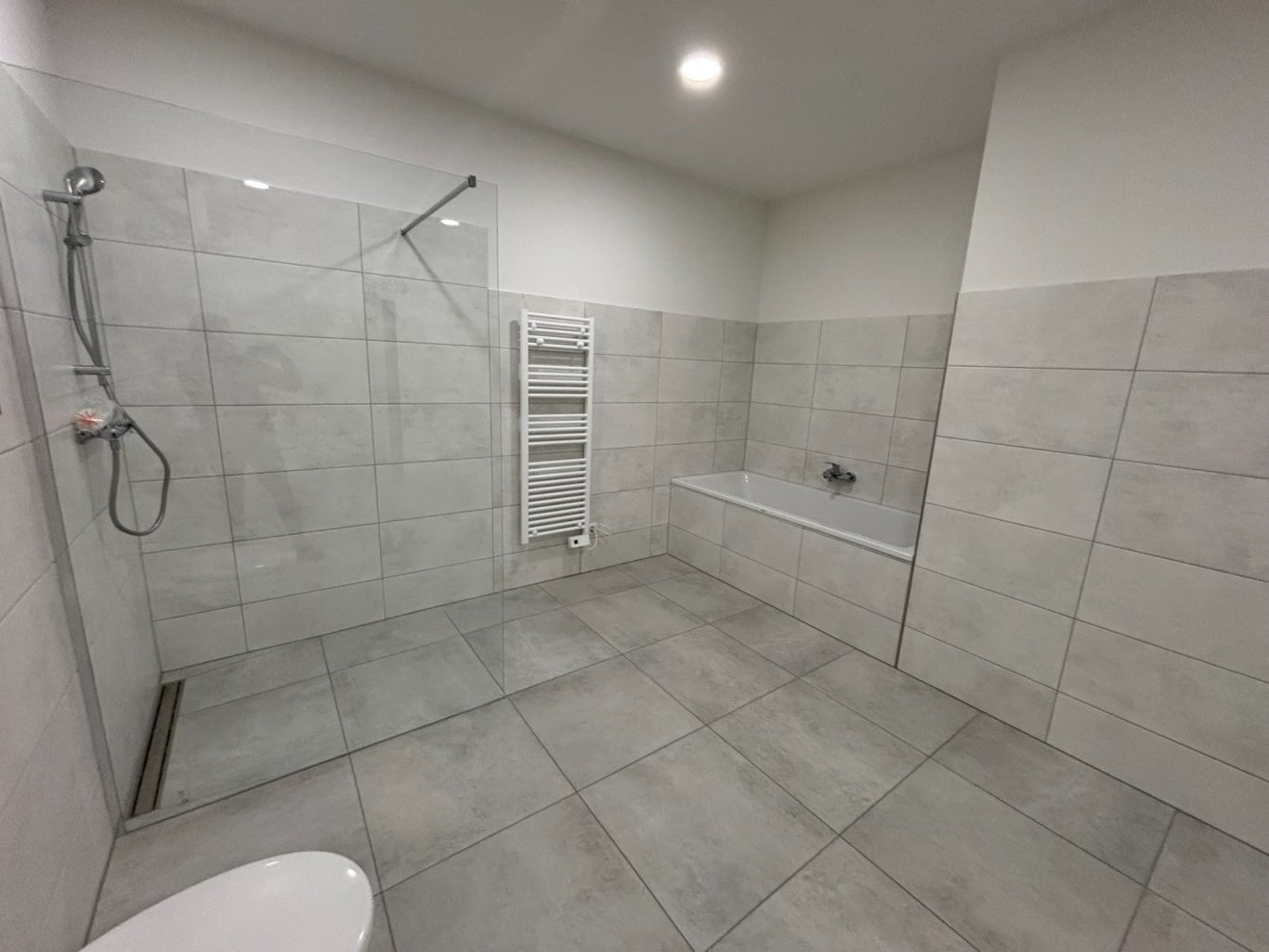 Badezimmer m. Dusche u. Badewanne